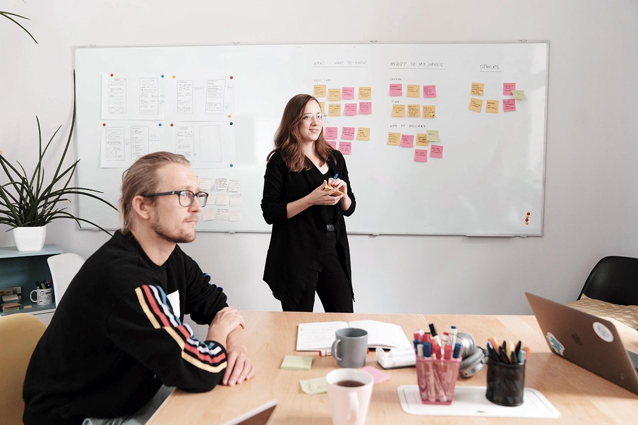 Two people discussing an idea in the office